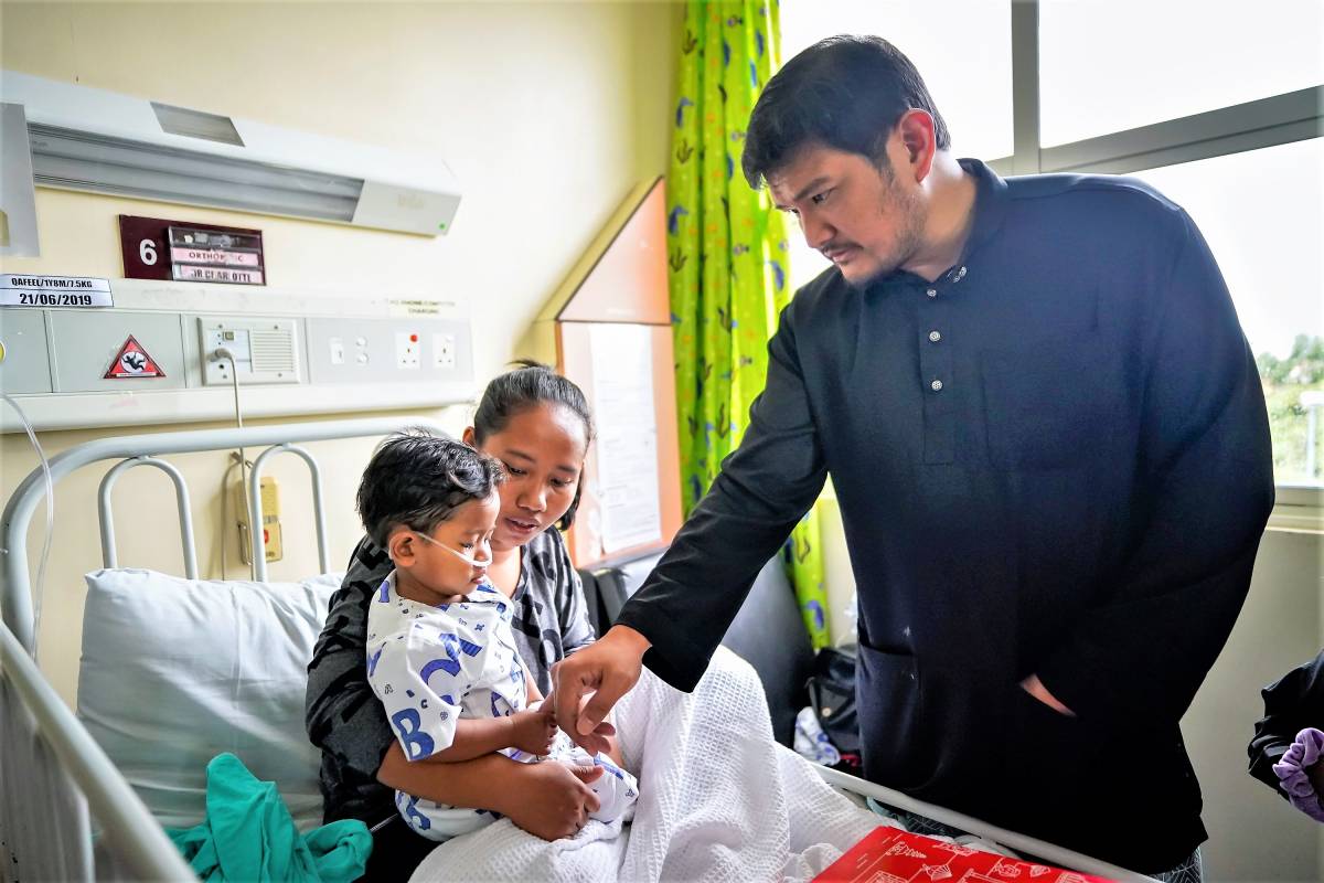 AirAsia Surprises Young Patients at Hospital Putrajaya