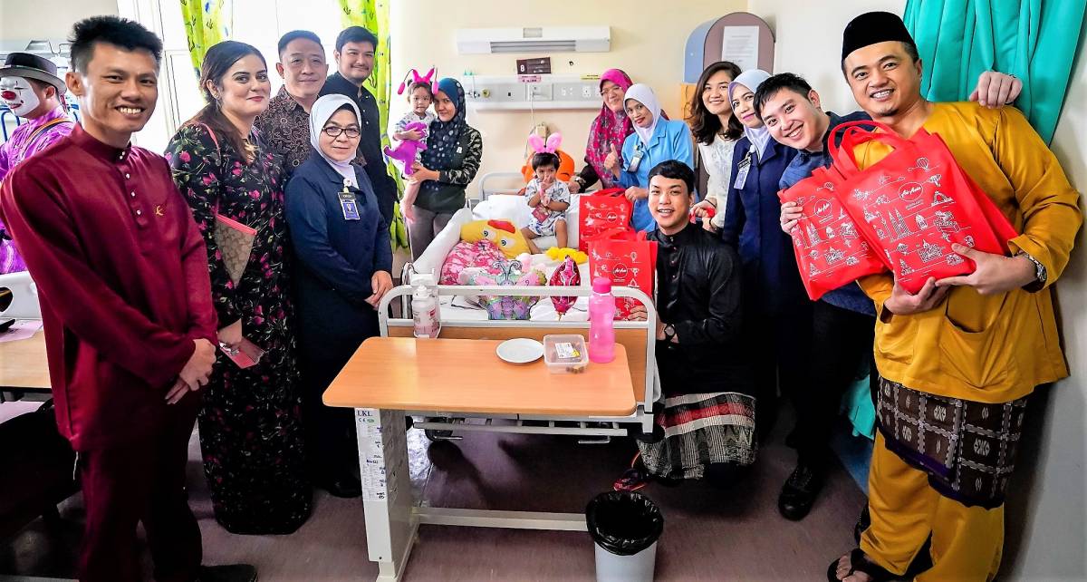 AirAsia Surprises Young Patients at Hospital Putrajaya