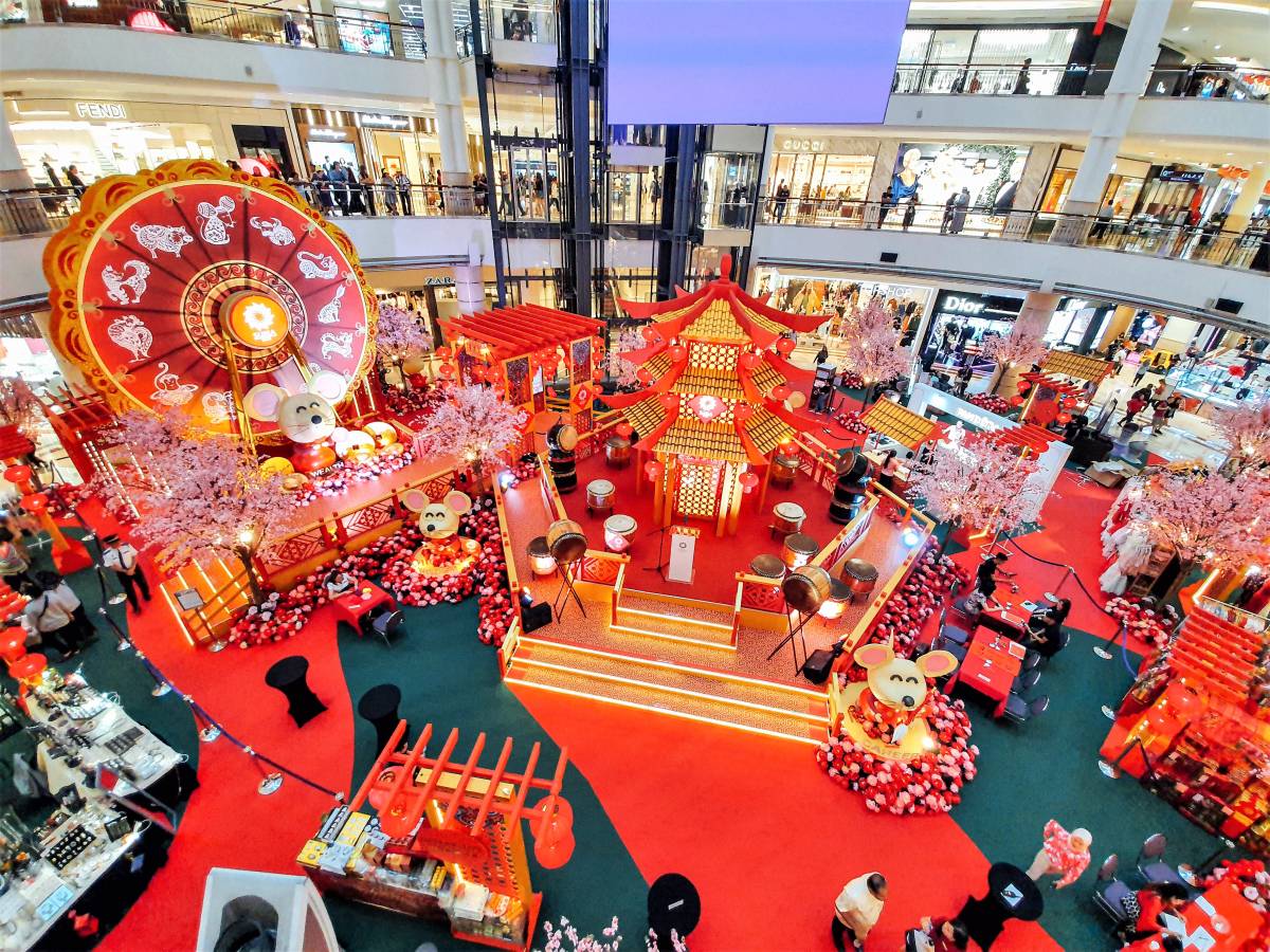 SHOPPERS DELIGHTED BY VIBRANT CHINESE NEW YEAR CELEBRATION AT SURIA KLCC