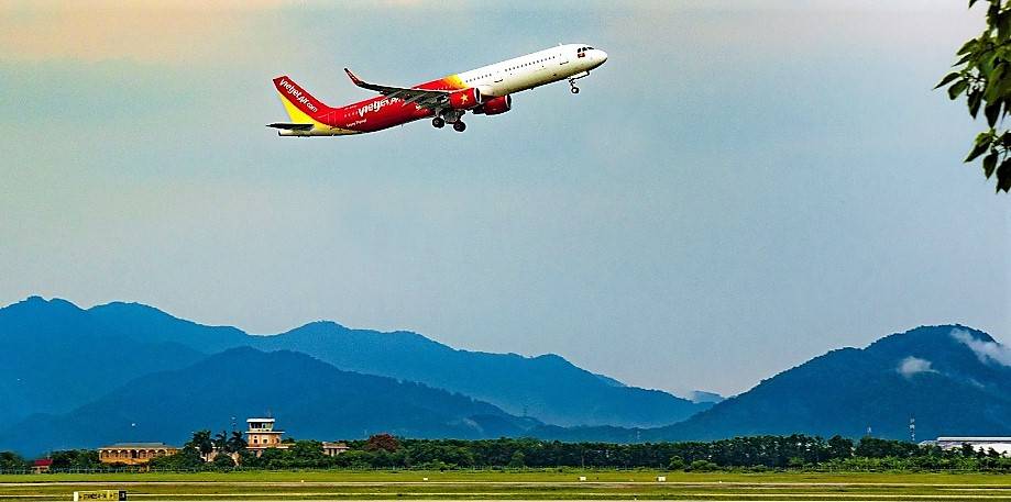 Free air tickets and cargo services on Vietjet’s flights to deliver disaster relief to Vietnam’s flooded Central region