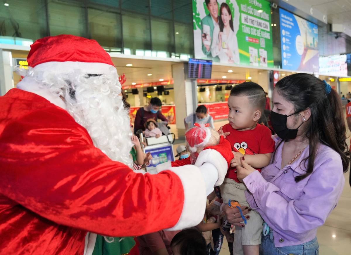 Vietjet spreads Christmas and New Year Festive Cheer to Passengers on its Flights