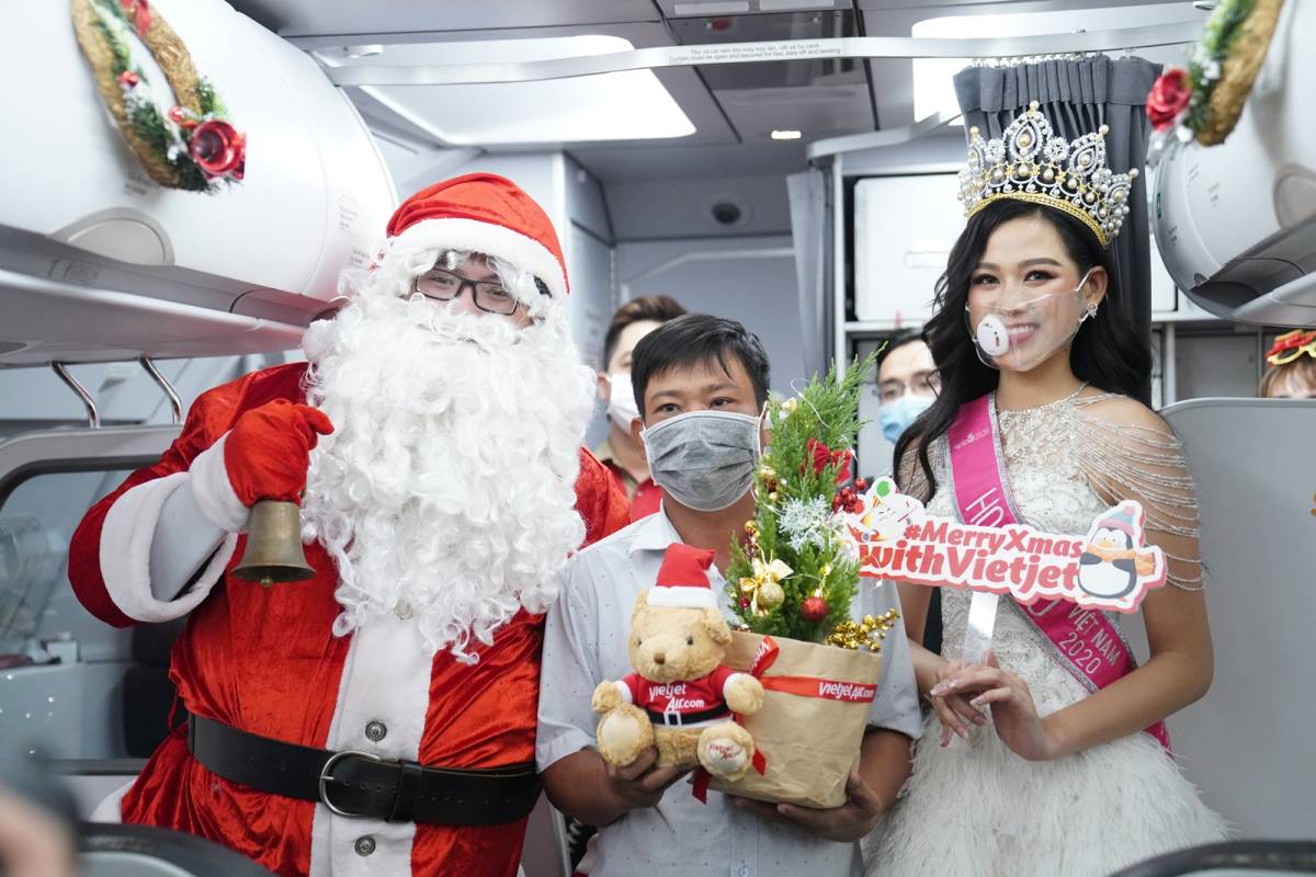 Vietjet spreads Christmas and New Year Festive Cheer to Passengers on its Flights