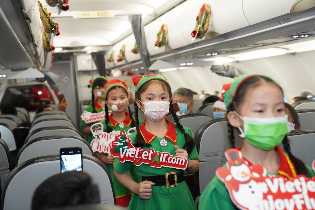 Vietjet spreads Christmas and New Year Festive Cheer to Passengers on its Flights