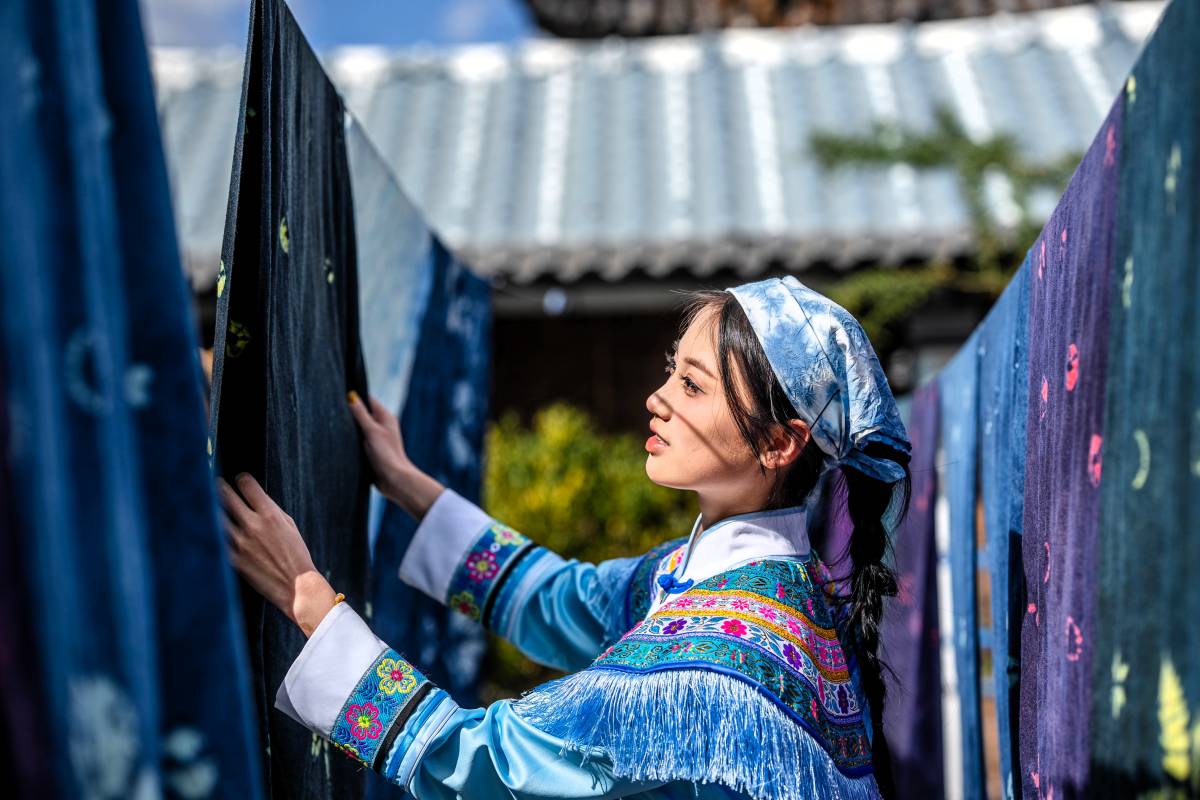 Young Chinese Revive, Transform Ancient Crafts for Modern Markets