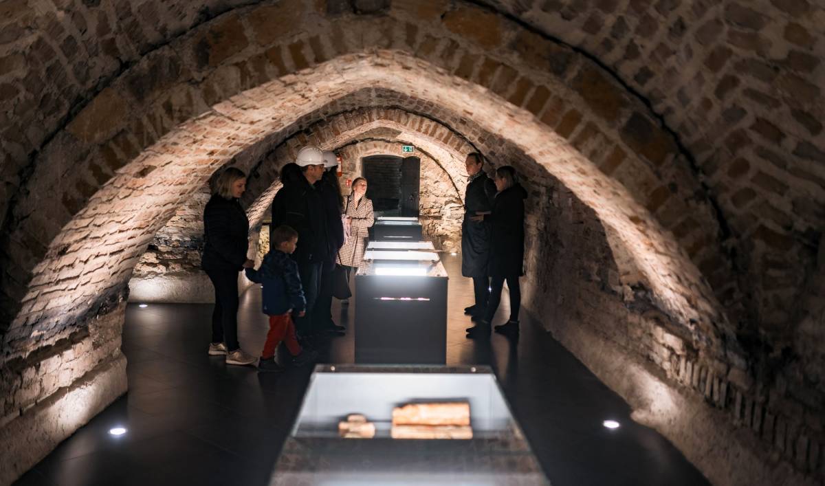 Vilnius Places Long-Lost 16th-Century Royal Insignia on Public Display