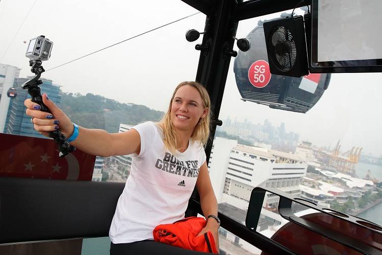 Tennis star Caroline Wozniacki gets taste of Singapore 