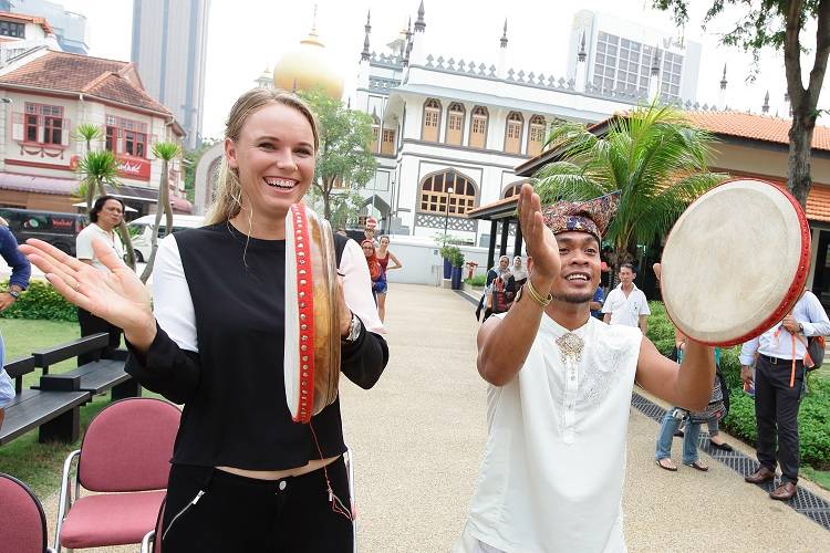 Tennis star Caroline Wozniacki gets taste of Singapore 